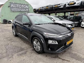 Damaged car Hyundai Kona 64 kWh EV 150KW Schuifdak Clima Navi Led Fashion 2021/9