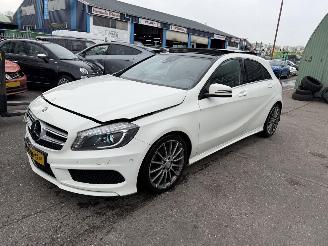 Unfallwagen Mercedes A-klasse 180 90KW Prestige Pano Clima Navi Led Xenon AMG-pakket 2014/3