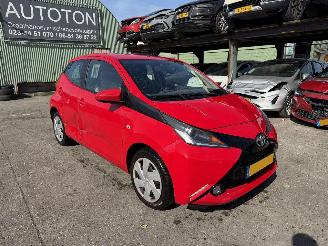 skadebil auto Toyota Aygo 1.0 VVT-I X-Play Airco Navi Led Camera 5-Drs 2015/9