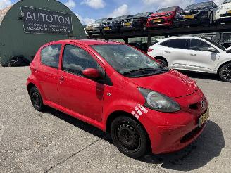 Vaurioauto  passenger cars Toyota Aygo 1.0-12V 50KW 5-Deurs NAP 2008/5