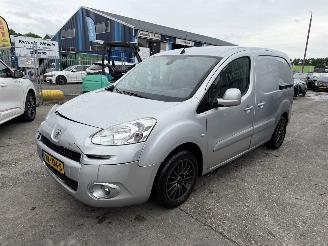 skadebil bedrijf Peugeot Partner 1.6 e-HDI 66KW Autom. Navi Clima Led Schuifdeur 2015/1