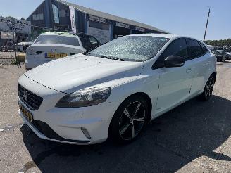 Damaged car Volvo V-40 2.0 D2 88KW R-Design Xenon Clima Navi Business NAP 2015/8