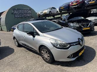 Auto incidentate Renault Clio 0.9 TCE 66KW Navi Airco Authentique 5-Drs 2015/9
