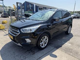 krockskadad bil auto Ford Kuga 1.5 Ecoboost 88KW Clima Navi Titanium NAP 2018/6