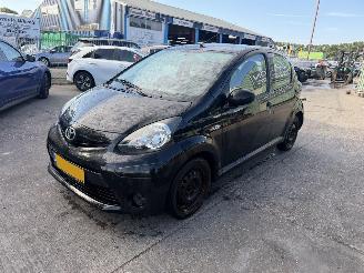 damaged passenger cars Toyota Aygo 1.0 VVT-I 50KW Airco 5-Deurs Now NAP 2013/9