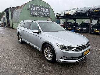 Damaged car Volkswagen Passat 1.6 TDI 88KW Navi Clima Led Comfortline NAP 2017/1