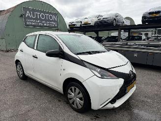krockskadad bil auto Toyota Aygo 1.0 VVT-I 51KW Airco 5-Drs X-Now 2015/7