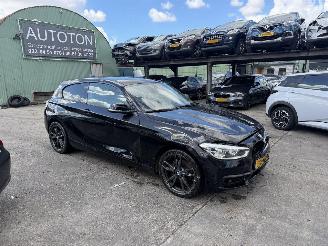 Damaged car BMW 1-serie 118i Autom. 100KW Clima Navi Led Executive 2018/2