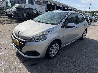 Avarii autoturisme Peugeot 208 1.2 60KW Active Navi Airco 5-Drs 2016/5