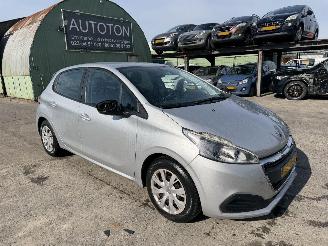 krockskadad bil auto Peugeot 208 1.2 60KW Active Navi Airco 5-Drs 2016/5