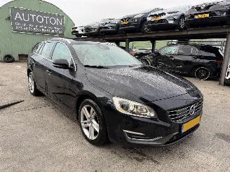 Unfallwagen Volvo V-60 2.0 D4 133KW Autom. Schuidak Clima Navi Xenon Leer Camera Momentum NAP 2014/3