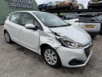 Peugeot 208 1.2 60KW Blue Lion Navi Airco Led 5-Drs picture 4