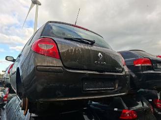 Coche siniestrado Renault Clio Clio III (BR/CR), Hatchback, 2005 / 2014 1.6 16V 2006/6