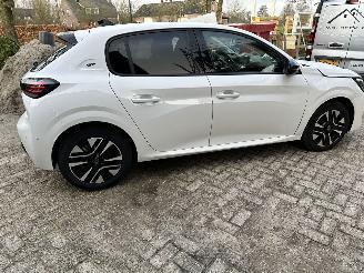 Peugeot 208 Allure picture 8