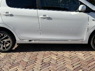 Peugeot 108 Allure picture 10