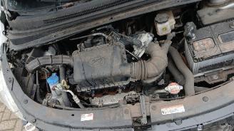 Hyundai I-10 i10 (F5) Hatchback 1.1i 12V (G4HG5) [51kW]  (04-2011/12-2013) picture 11