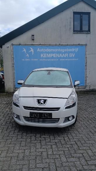 Vrakbiler auto Peugeot 5008 5008 I (0A/0E) MPV 1.6 HDiF 16V (DV6C(9HD)) [84kW]  (03-2013/03-2017) 2013