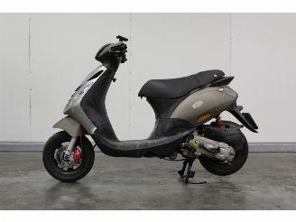 skadebil bromfiets Piaggio  Zip S SNOR 2015