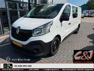krockskadad bil bedrijf Renault Trafic  2017/3