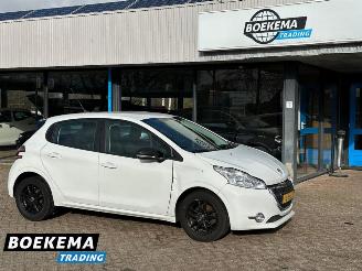 Damaged car Peugeot 208 1.2 e-VTi Active Automaat Navigatie Climate 2014/1
