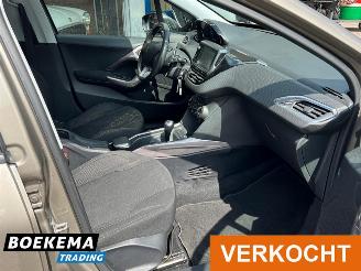 Peugeot 2008 1.2 PureTech Automaat Glazen dak Navi Airco Cruise picture 15