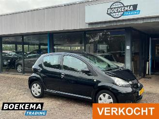 krockskadad bil auto Toyota Aygo 1.0-12V Navigator Automaat Airco 5-Deurs 2011/1