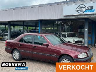 krockskadad bil auto Mercedes C-klasse 180 Esprit Trekhaak 1997/1