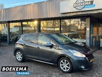 skadebil bedrijf Peugeot 208 1.2 PureTech Style Navi Climate Cruise PDC 2014/12