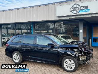 krockskadad bil auto Skoda Octavia Combi 1.0 e-TSI Business Edition Navigatie Cruise Lane-Ass 2024/1