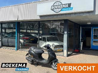 skadebil bromfiets Piaggio  Zip 45KM 2011/1