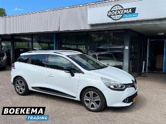 krockskadad bil auto Renault Clio Estate 0.9 TCe Night&Day R-Link Navigatie Cruise Airco 2014/10