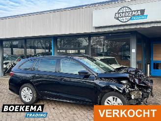 skadebil auto Skoda Octavia Combi 1.0 e-TSI Business Edition Navigatie Cruise Lane-Ass 2024/1