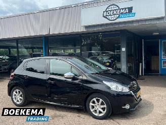 Vaurioauto  passenger cars Peugeot 208 1.2 VTi Oxygo Cruise Navi Clima Trekhaak 2014/1