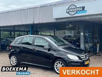 Vaurioauto  passenger cars Mercedes B-klasse 160 Business Class Stoelverwarming Navi Trekhaak 2010/10