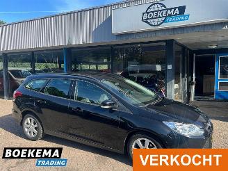 krockskadad bil auto Ford Focus Wagon 1.6 TDCI Trend Cruise Navi Airco 2013/6