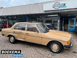 krockskadad bil auto Mercedes 200-serie 200 D Open-Dak APK 08/2027! 1978/2