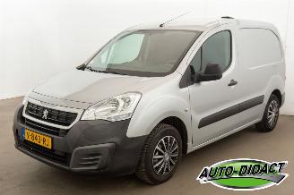 krockskadad bil auto Peugeot Partner 120 1.6 BlueHDi 75 Premium 140.301 km nap 2018/7