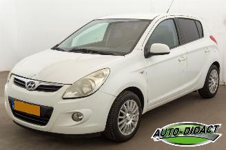 Vaurioauto  passenger cars Hyundai I-20 1.2i i-Motion Airco 2010/9