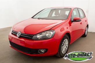krockskadad bil auto Volkswagen Golf 1.6 TDI Automaat Clima Navi 2010/4