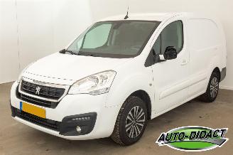 krockskadad bil bedrijf Peugeot Partner 1.6 BlueHDi Autmaat Clima MOTORSTORING 2017/10