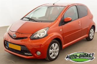 Voiture accidenté Toyota Aygo 1.0 VVT-i Airco 117.759 km NAP Dynamic Orange 2012/3