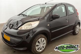 damaged passenger cars Peugeot 107 1.0-12V XS Airco 2008/2