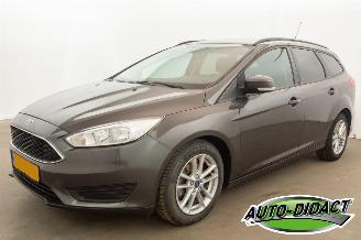 krockskadad bil auto Ford Focus 1.0 Trend Automaat Motorschade Navi Airco 2017/3