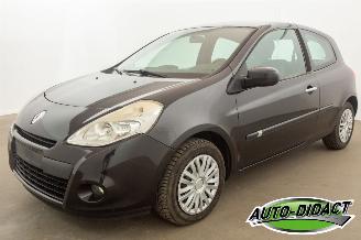 Vaurioauto  passenger cars Renault Clio 1.5 Airco 2011/1