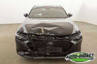 damaged passenger cars Mazda 3 Automaat 64.913 KM Skyactiv 2024/9
