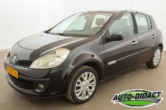 skadebil auto Renault Clio 1.2-16V Airco Special Rip Curl 2008/11