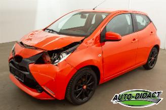 Coche accidentado Toyota Aygo 1.0 VVT-i Navi Airco x-play 2015/9