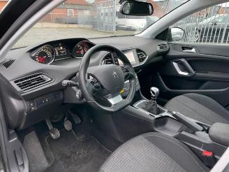 Peugeot 308 SW PureTech 1.2 Panorama / Navi / LED picture 8