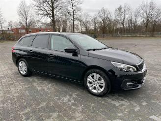 Peugeot 308 SW PureTech 1.2 Panorama / Navi / LED picture 3