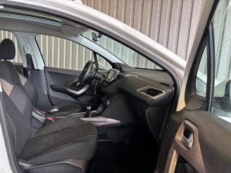 Peugeot 2008 Active Autom / Panorama / Navigation picture 13